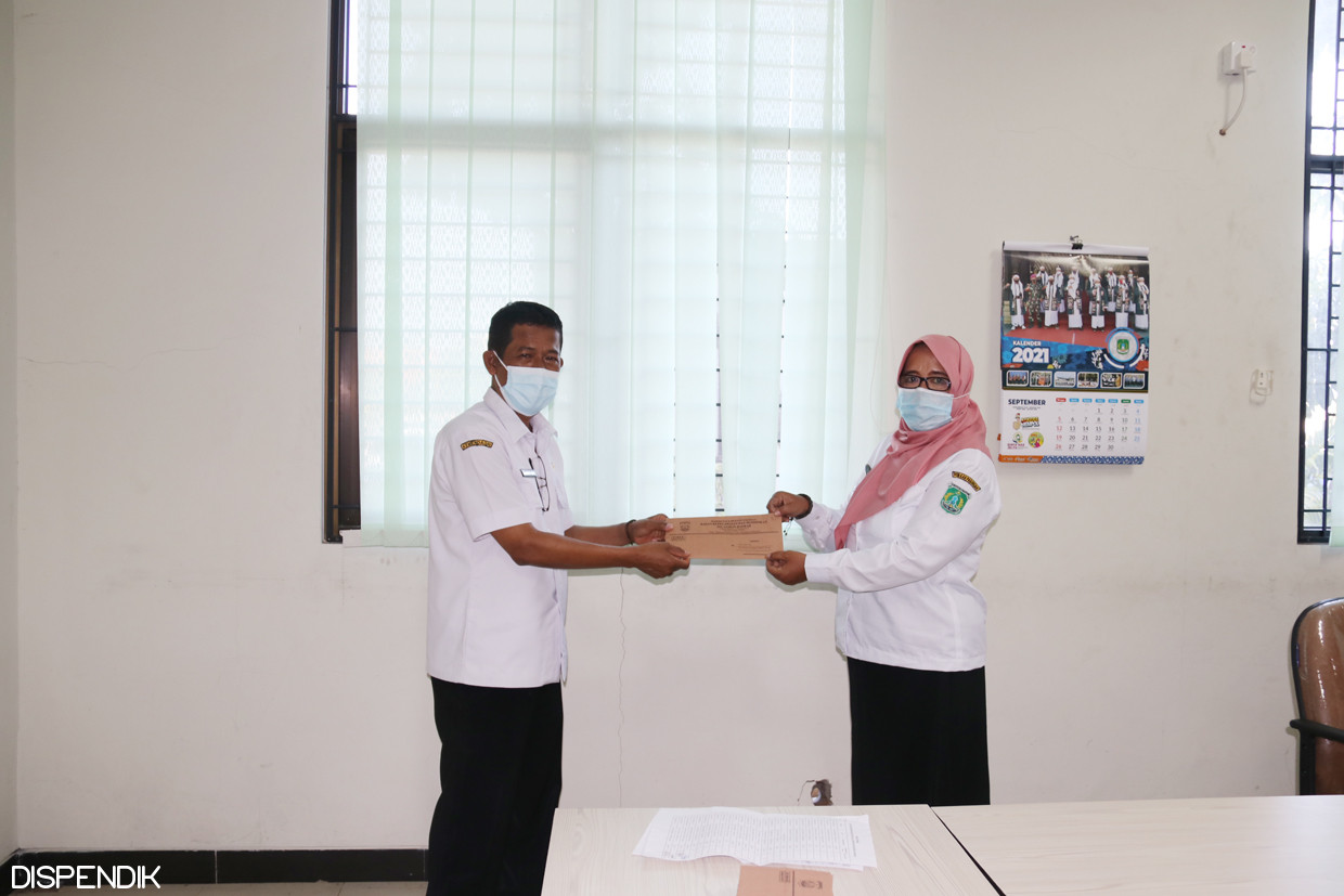 Pembagian Surat Keputusan (SK) Kepala Sekolah SMP Negeri